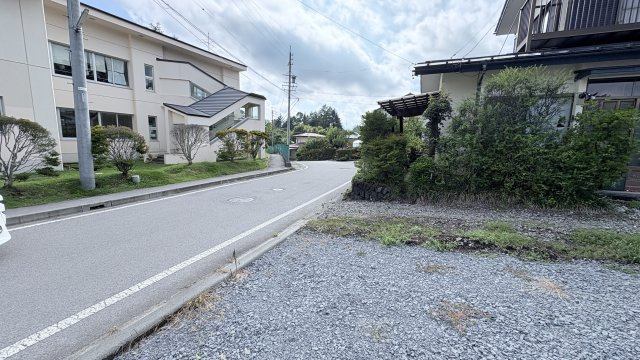 中軽井沢南エリア 生活利便性の良い立地の売土地の前面道路含む現地写真
