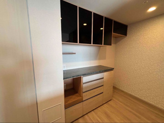 【キッチン】 | リビオタワー羽沢横浜国大 | タカギタッチレス水栓に交換しています。キッチン収納はかなり豪華な造りのオプション設備です。
