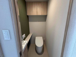 【洗面所】 | リビオタワー羽沢横浜国大 | タカギタッチレス水栓に交換しています。チャイルドミラー部分にタイルを貼付しています。