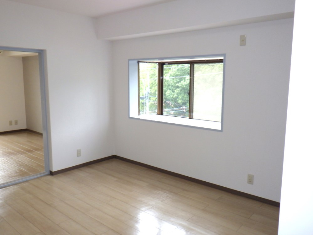 ホワイトウイング中野上町の居間・リビング