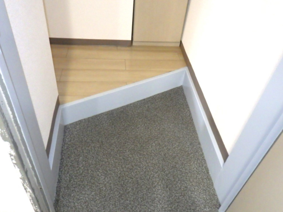 ホワイトウイング中野上町の玄関