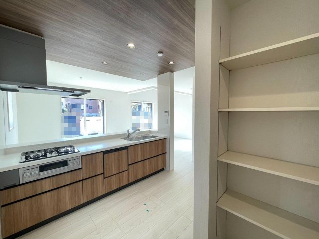 豊田市三軒町2丁目　新築分譲住宅　全1棟　1号棟のキッチン|キッチンパントリーには非常時用の食品や、買い置き、消耗品などの収納に便利です♪