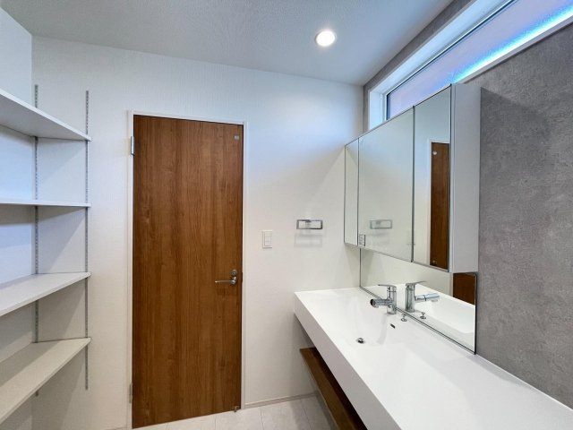 豊田市三軒町2丁目　新築分譲住宅　全1棟　1号棟の独立洗面台|三面鏡仕様の洗面台！鏡の裏は収納になっています♪