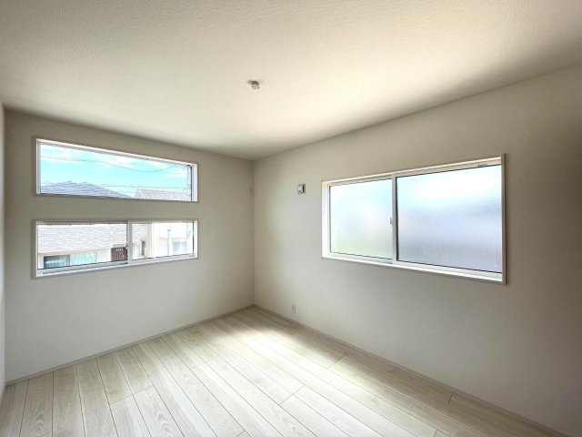豊田市三軒町2丁目　新築分譲住宅　全1棟　1号棟の洋室|大きな窓からたっぷりと陽光が注がれる明るい空間です。