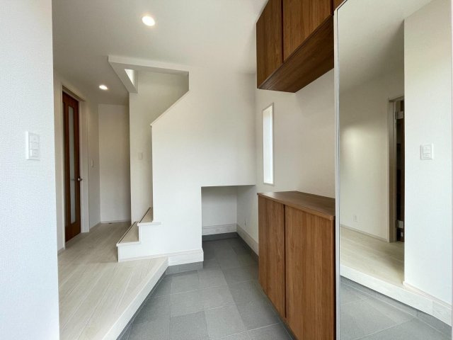 豊田市三軒町2丁目　新築分譲住宅　全1棟　1号棟の玄関|豊富な玄関収納で、突然の来客でも綺麗な玄関でお迎えできます。