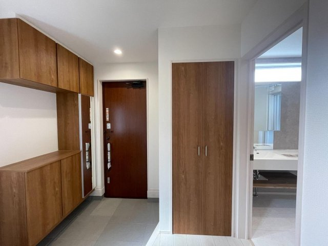 豊田市三軒町2丁目　新築分譲住宅　全1棟　1号棟の玄関|大容量のシューズボックス付きで玄関が靴で散らかりません。