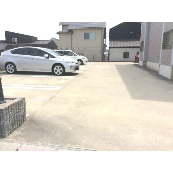 プレシャス大高台の駐車場