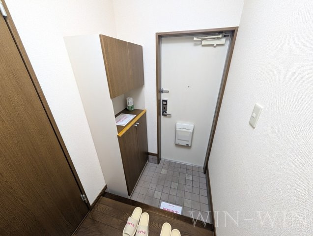 プレステージ井原の玄関