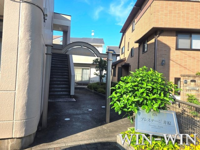 プレステージ井原のエントランス