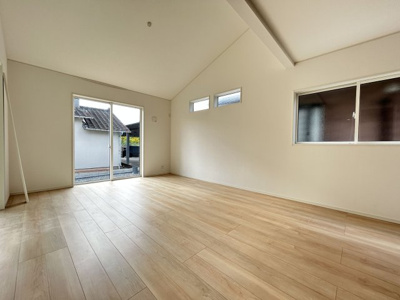 【居間・リビング】 | 唐船建売２号地 | 勾配天井を採用した開放感あふれるリビングです！！