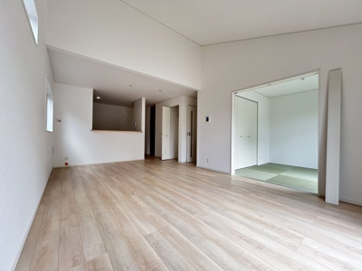 【居間・リビング】 | 唐船建売２号地 | 和室に繋がったリビングは広く使い勝手も良いですよ！！