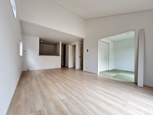 【居間・リビング】 | 唐船建売２号地 | 和室に繋がったリビングは広く使い勝手も良いですよ！！