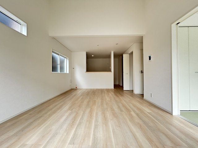 【居間・リビング】 | 唐船建売２号地 | 天井が高く開放感あふれるリビングです！！