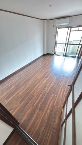 フラワーハイツの洋室