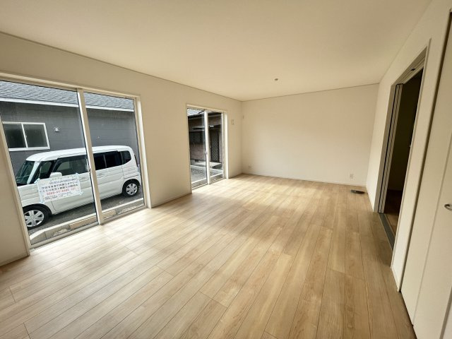 【居間・リビング】 | 唐船建売１号地 | 落ち着きのある色合いの明るいリビングです！！