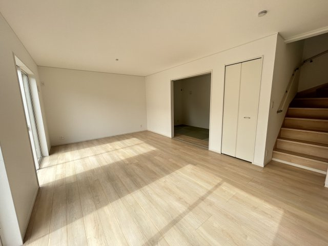 【居間・リビング】 | 唐船建売１号地 | リビング階段を採用した子育て世代に優しい間取りです！！