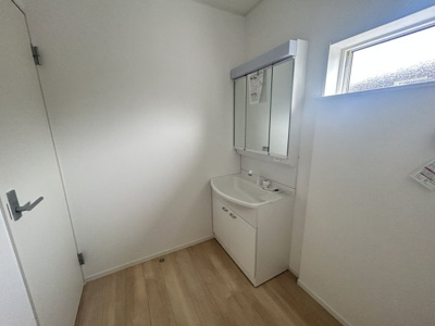 【独立洗面台】 | 唐船建売１号地 | 脱衣所は高窓でセキュリティ面も安全です！