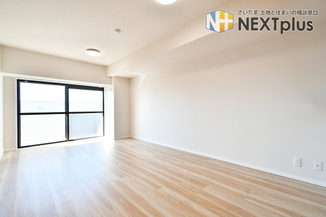 ワコーレロイヤルガーデン北本F棟の居間・リビング|LDK15.4帖：ダイニングテーブルはもちろん、ソファーやテレビを置いても余裕があります！家族全員でくつろいだり、親族や友人を招いてホームパーティーをしても楽しそうですね！