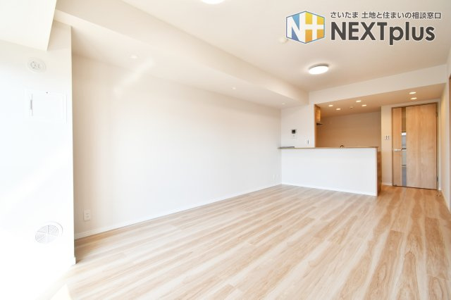 ワコーレロイヤルガーデン北本F棟の居間・リビング|LDK15.4帖：カウンターキッチンの前にはダイニングテーブルを置き、奥にソファーやテレビを置く事で、ダイニング空間とリビング空間を分ける事ができメリハリがつきます！