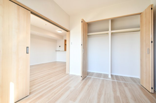 ワコーレロイヤルガーデン北本F棟の洋室|洋室①4.3帖：クローゼットは各部屋に備わっておりますので、家族それぞれで洋服収納をすることも可能です。また、上下セパレートになっているため衣替えもしやすく、ハンガーパイプで家事時短にも◎！