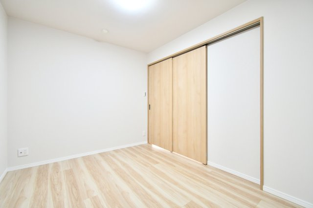 ワコーレロイヤルガーデン北本F棟の洋室|洋室②5.0帖：リビング横の洋室です。扉の先には家族のいるリビングがありますので、お子様の初めての一人部屋にもおすすめです。家族の声を聴いて眠れるので安心できるお部屋です。