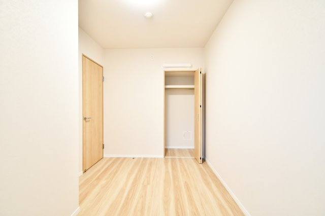 ワコーレロイヤルガーデン北本F棟の洋室|洋室③5.1帖：クローゼットは上下セパレート・ハンガーパイプ付きです！上には季節物や思い出など毎日手に取らないものを収納、下にはハンガーパイプへコートや洋服など…かける収納もできます！