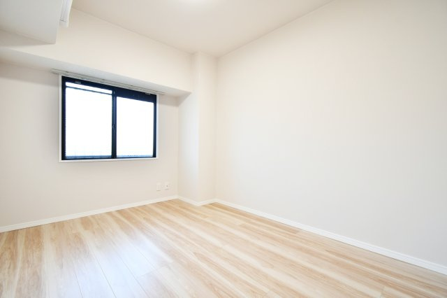 ワコーレロイヤルガーデン北本F棟の洋室|洋室④5.0帖：東向きの洋室ですので、朝は気持ちの良い朝陽で目覚める事ができます！クローゼットも備わっております。ダブルベッドも置く事ができる広さですので、主寝室におすすめです！