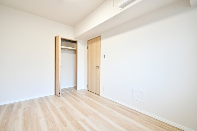 ワコーレロイヤルガーデン北本F棟の洋室|洋室④5.0帖：クローゼットは各部屋に備わっておりますので、家族それぞれで洋服収納をすることも可能です。また、上下セパレートになっているため衣替えもしやすく、ハンガーパイプで家事時短にも◎！