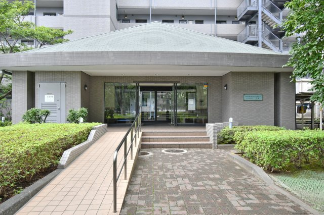 ワコーレロイヤルガーデン北本F棟のエントランス|難しいイメージの住宅ローンは経験スタッフが丁寧にお手伝いしますのでご安心下さい。「家を買って終わり」ではなく、「買ってからがスタート」と考え、一人ひとりにあった資金計画やプランをご提案致します！