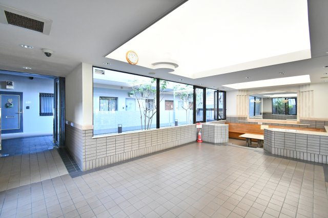 ワコーレロイヤルガーデン北本F棟のエントランス|難しいイメージの住宅ローンは経験スタッフが丁寧にお手伝いしますのでご安心下さい。「家を買って終わり」ではなく、「買ってからがスタート」と考え、一人ひとりにあった資金計画やプランをご提案致します！