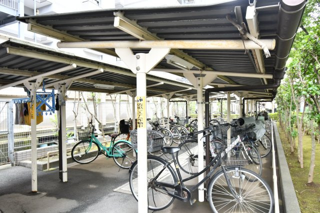 ワコーレロイヤルガーデン北本F棟の駐輪場|『物件を今日見てみたい』といった当日のご案内、同条件などの物件、他社様掲載物件もご紹介可能！一日でまとめて内覧したい方、ぜひ当社までお問い合わせ下さい。スタッフ一同皆様のご連絡お待ちしております！