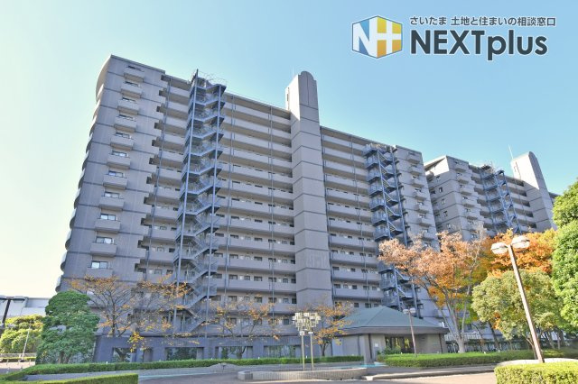 ワコーレロイヤルガーデン北本F棟の外観|JR高崎線『北本』駅までバス15分、バス停歩2分の立地です。自転車10分で都内まで乗り換え不要でアクセス出来るので、通勤通学にも便利です！コンビニまで徒歩5分でちょっとした買い物にも便利です◎