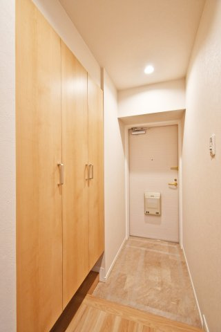 ワコーレロイヤルガーデン北本F棟の玄関|トールサイズのシューズボックスですので、ご家族分の靴がしっかり収納する事ができます！ブーツや長靴などの季節ものや、高さのあるヒールなどもまとめて収納できるのが嬉しいポイントです。