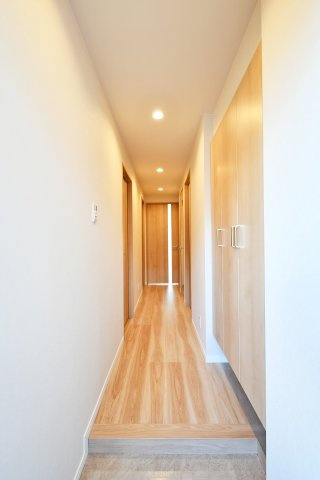 ワコーレロイヤルガーデン北本F棟の玄関|玄関は広めに設計されておりますので、お子様と並んで靴を一緒に履く事もできます！トールサイズのシューズボックスですので、ご家族分の靴がしっかり収納する事ができます。