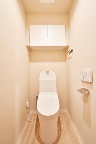 ワコーレロイヤルガーデン北本F棟のトイレ|トイレ：奥行きにゆとりがあり、圧迫感の少ないトイレスペース。吊戸棚付きで、トイレットペーパーなどの備品補充も楽々行えます。掃除用具をしまうと清潔感も消す事ができ、イマドキなお部屋にできます。