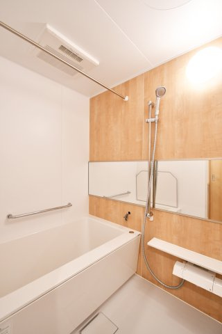 ワコーレロイヤルガーデン北本F棟の浴室|シックで上品さを感じるバスルームはまるでホテルのような仕上がり。日常から解放できる癒しの空間となります。木目がアクセントになっております！新品ですのでご入居後から気持ちよく入浴頂けます。
