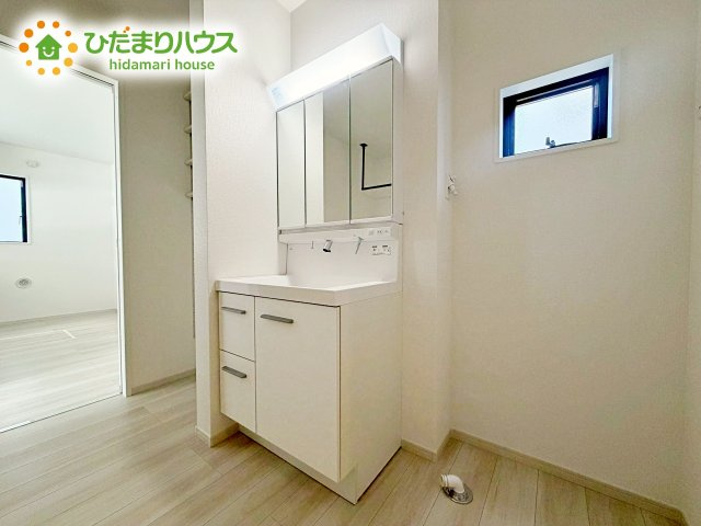 【独立洗面台】 | 水戸市東台1期　新築戸建　2号棟 | ゆとりの洗面スペースで朝の身支度も快適スムーズに。３面鏡で髪のセットやお化粧もストレスなくこなせ、朝から気分良く通勤通学に向かえそうですね！