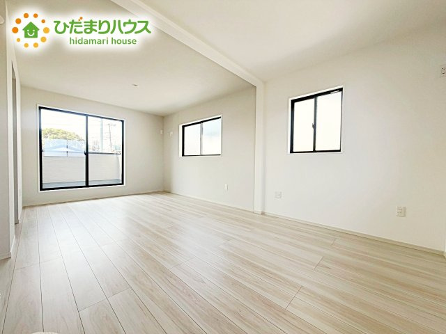 【寝室】 | 水戸市東台1期　新築戸建　2号棟 | バルコニーに面していて、たっぷり光りの入る明るい主寝室です！