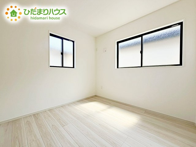 【洋室】 | 水戸市東台1期　新築戸建　2号棟 | 室内には収納スペースもあり、衣類や小物類をたっぷり収納可能。お部屋をより広くお使いいただけます。