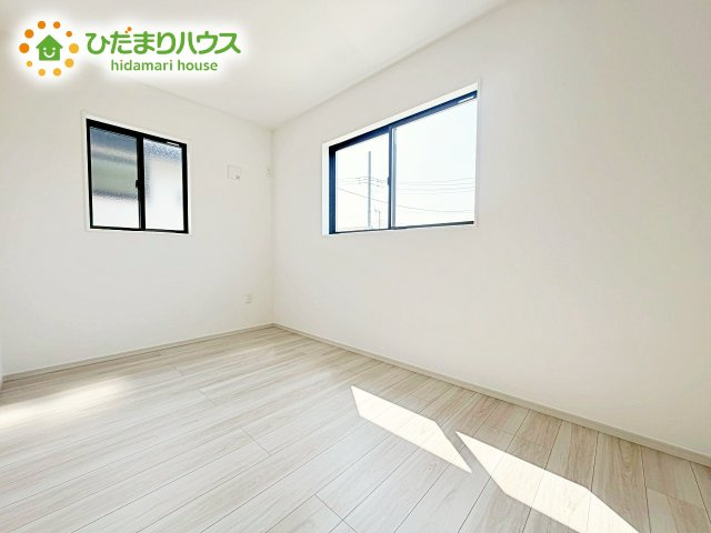 【洋室】 | 水戸市東台1期　新築戸建　2号棟 | 明るい陽光が差し込む洋室。白を基調とした爽やかな空間。