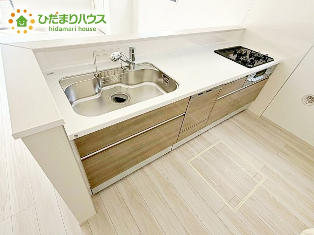【キッチン】 | 水戸市東台1期　新築戸建　2号棟 | 開放感のある対面キッチン。対面式のキッチンはリビングまでの見通しが良く、家事をしながらでもお子様の様子を見られるから安心♪家族との会話が自然と弾みます。
