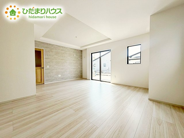 【居間・リビング】 | 水戸市東台1期　新築戸建　2号棟 | 自然光が広がる心地よいリビングは家族の憩いの空間です。