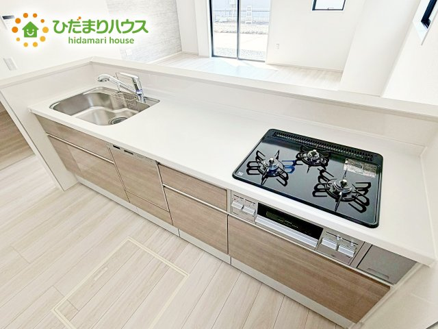 【キッチン】 | 水戸市東台1期　新築戸建　2号棟 | シンプルなシステムキッチン♪広々としていてお料理をするのにも十分な広さがあります！お子様とお菓子作りをしたり、新しいお料理に挑戦したり毎日の家事が楽しくなりそうです！