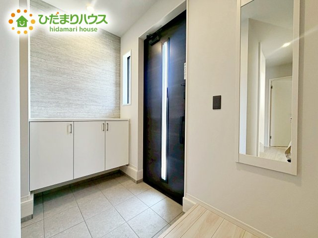 【玄関】 | 水戸市東台1期　新築戸建　2号棟 | シューズボックスは、家族全員の靴が入るため、散らかりがちな玄関もスッキリ片付きますね。