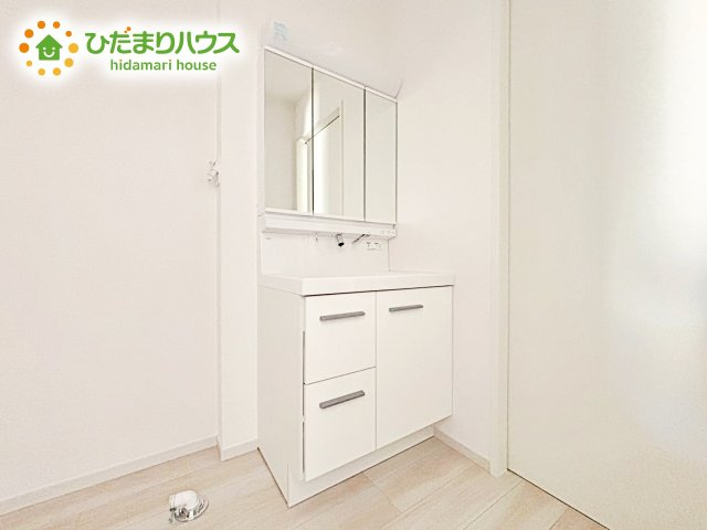 【独立洗面台】 | 水戸市東台1期　新築戸建　4号棟 | 大きな三面鏡の独立洗面。鏡の後ろは収納となっているのでスッキリと整理できます！