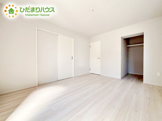 【寝室】 | 水戸市東台1期　新築戸建　4号棟 | 壁紙はシンプルで清潔なホワイトで統一しています。朝の光をたっぷり浴びながら一日をスタート！目覚めは明るくあたたかな場所で。