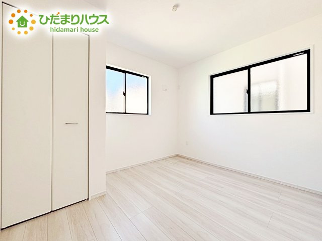 【洋室】 | 水戸市東台1期　新築戸建　4号棟 | 二面採光の設計で明るい時間帯は陽が入り、リラックス出来るお部屋となっています。