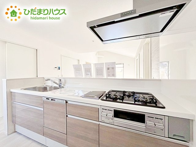 【キッチン】 | 水戸市東台1期　新築戸建　4号棟 | 3口コンロと収納豊富なキッチンで、ママの毎日のお料理もはかどります☆