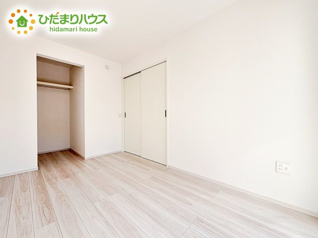 【洋室】 | 水戸市東台1期　新築戸建　4号棟 | 白い壁の洋室は、太陽の光だけでも十分明るく感じられますね