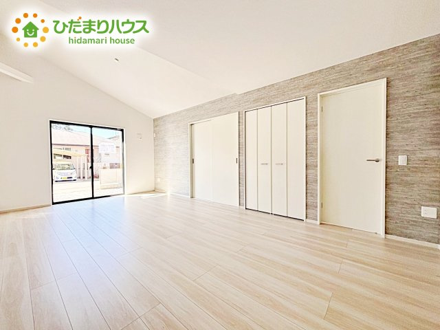 【居間・リビング】 | 水戸市東台1期　新築戸建　4号棟 | ホワイトを基調としたLDKは、明るく上品な心地よさを演出してくれます。空間に広がりをもたらし、より一層広く感じさせてくれます。